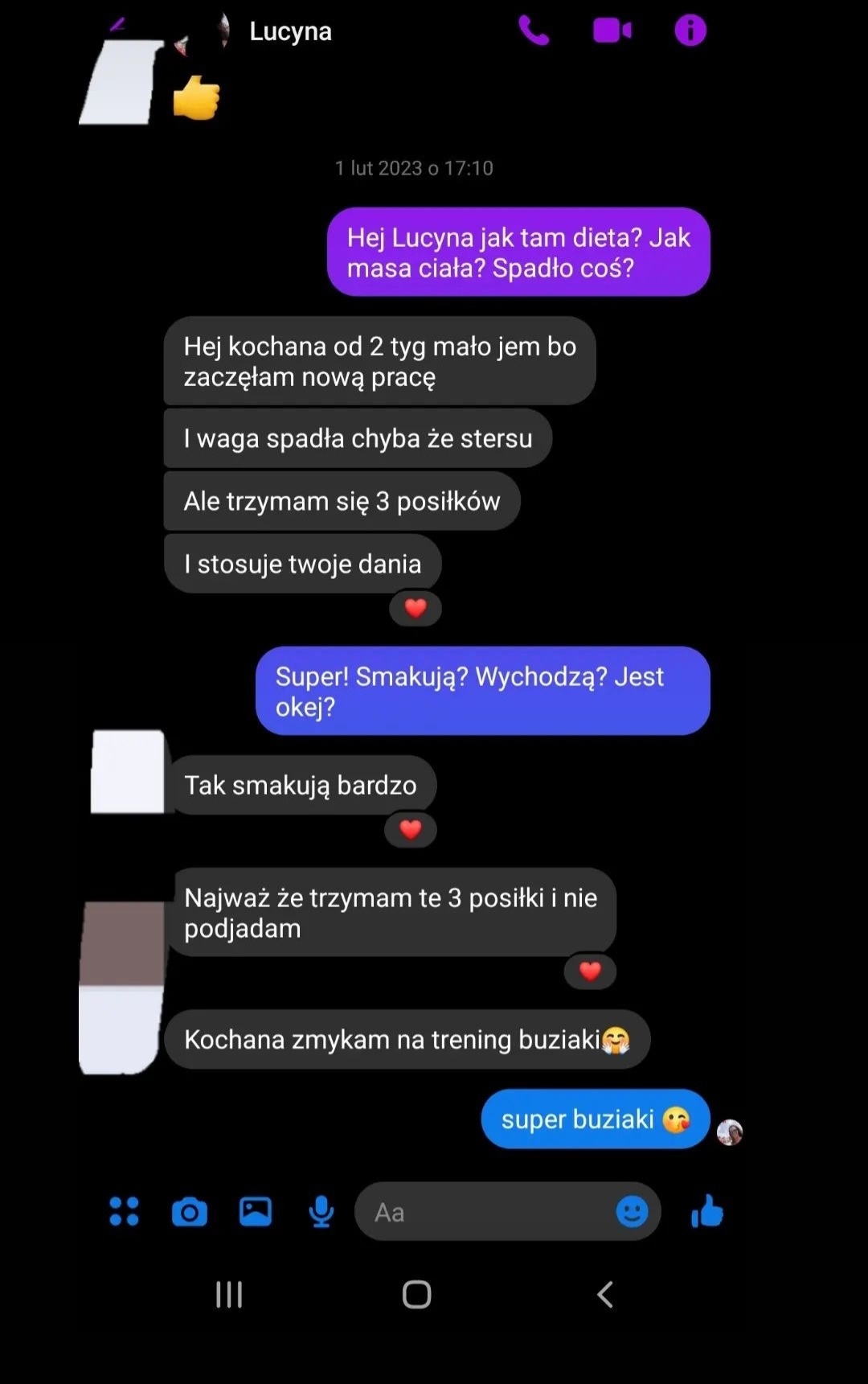 Zrzut ekranu konwersacji na komunikatorze. Klientka informuje o stosowaniu się do zaleceń dietetycznych, spożywaniu trzech posiłków i spadku wagi. Wspomina również o treningu.