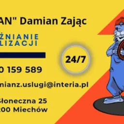 Ilustracja reklamowa firmy Zajkan Damian Zając, oferującej usługi kanalizacyjne 24/7, z numerem telefonu, adresem email i adresem stacjonarnym, obok której znajduje się rysunek antropomorficznej...