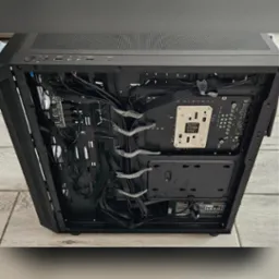 Wnętrze obudowy komputera stacjonarnego z widocznym uporządkowanym okablowaniem za pomocą pasków Endorfy, płyta główna i zasilacz Be Quiet.