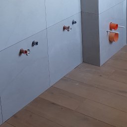 Łazienka przed montażem mebli i umywalek.