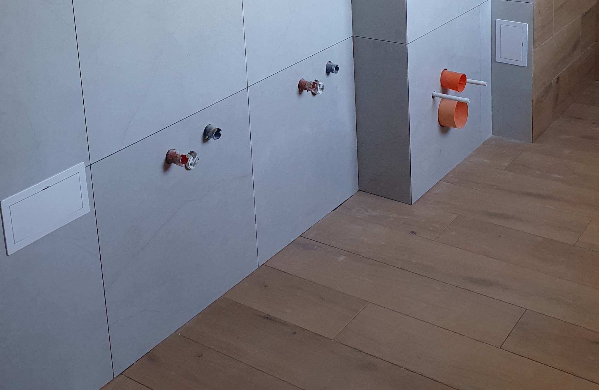 Łazienka przed montażem mebli i umywalek.