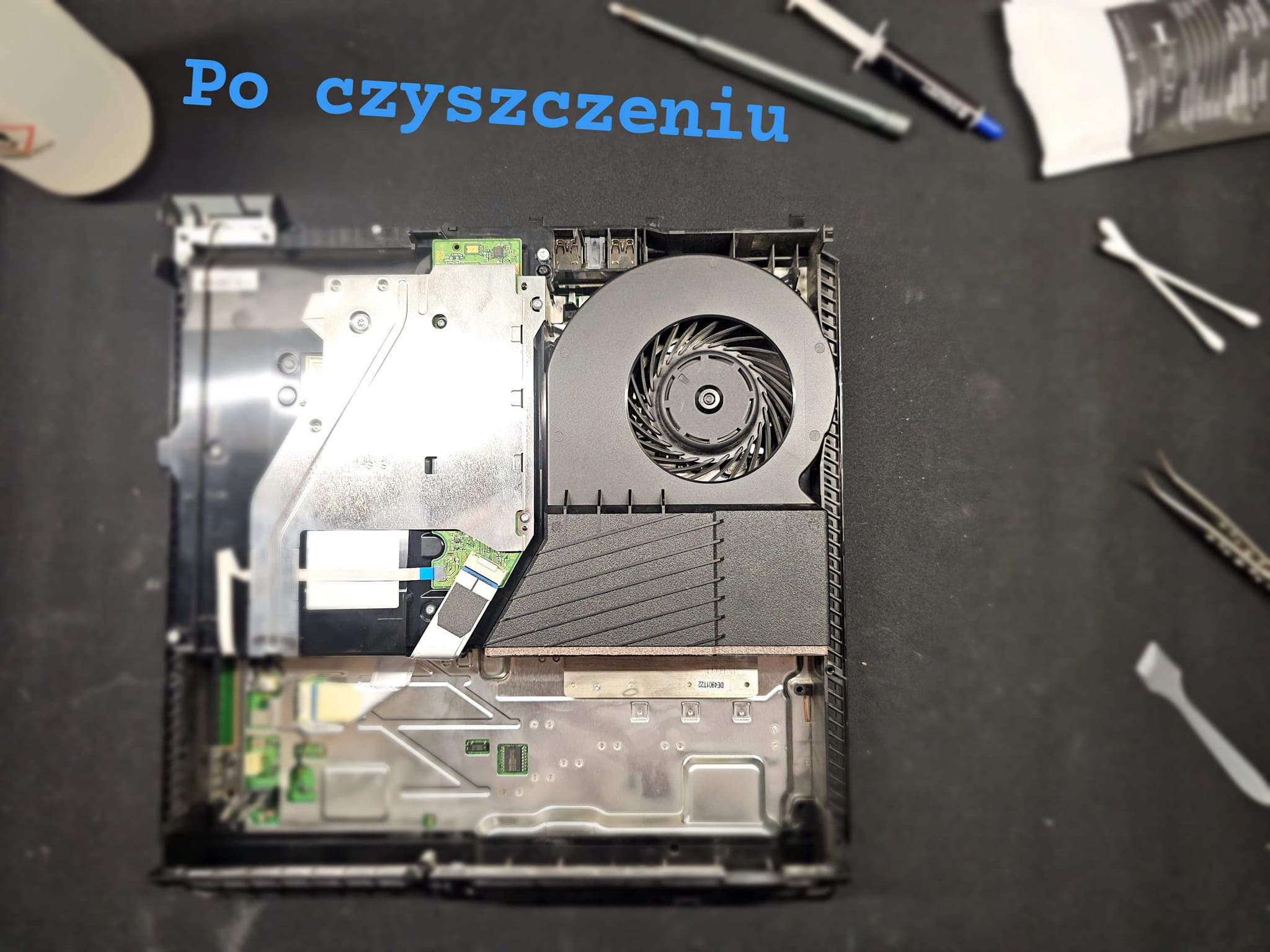 SONY Playstation 4: Czyszczenie z kurzu, zmiana pasty termoprzewodzącej i termopadów.