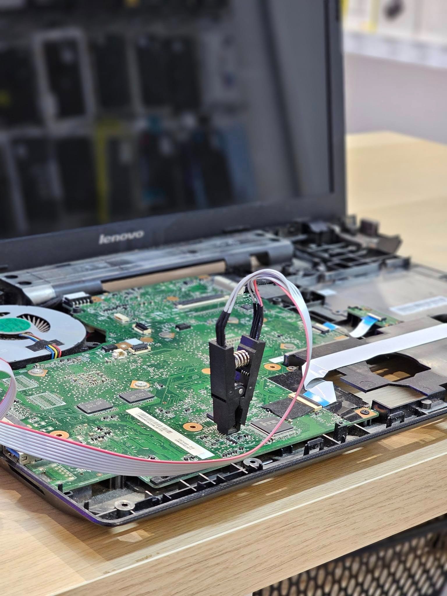 Programowanie układu SPI w laptopie Lenovo.