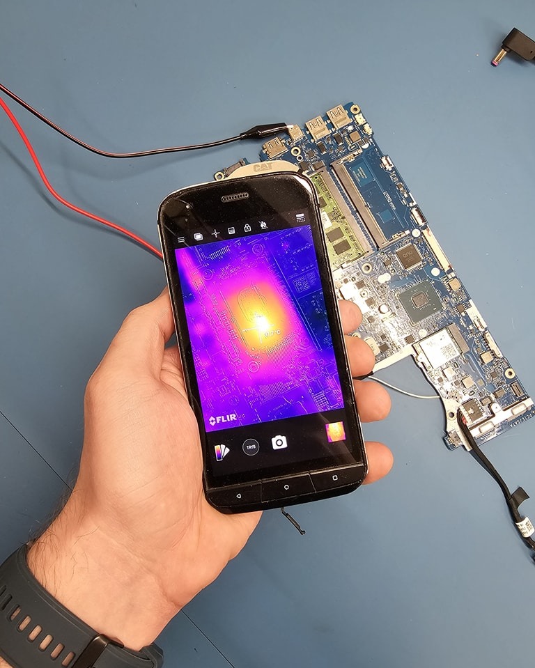 Diagnostyka uszkodzenia płyty głównej w laptopie.