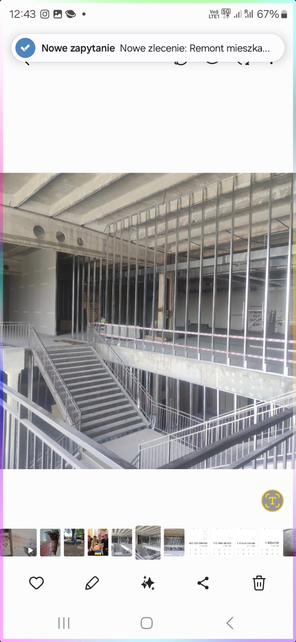 Stalowa konstrukcja szkieletowa ścian działowych w surowym stanie, widoczne schody i fragmenty ścian z płyt gipsowo-kartonowych w dużej przestrzeni komercyjnej.