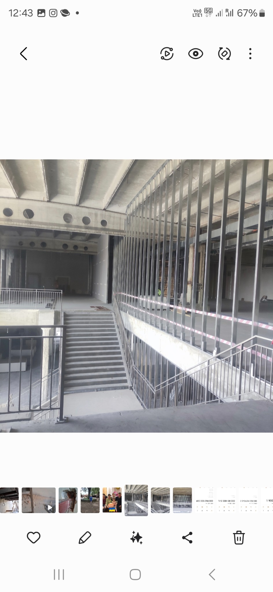 Montaż metalowej konstrukcji szkieletowej wewnątrz budynku w Piasecznie, widoczne schody i surowy betonowy strop.