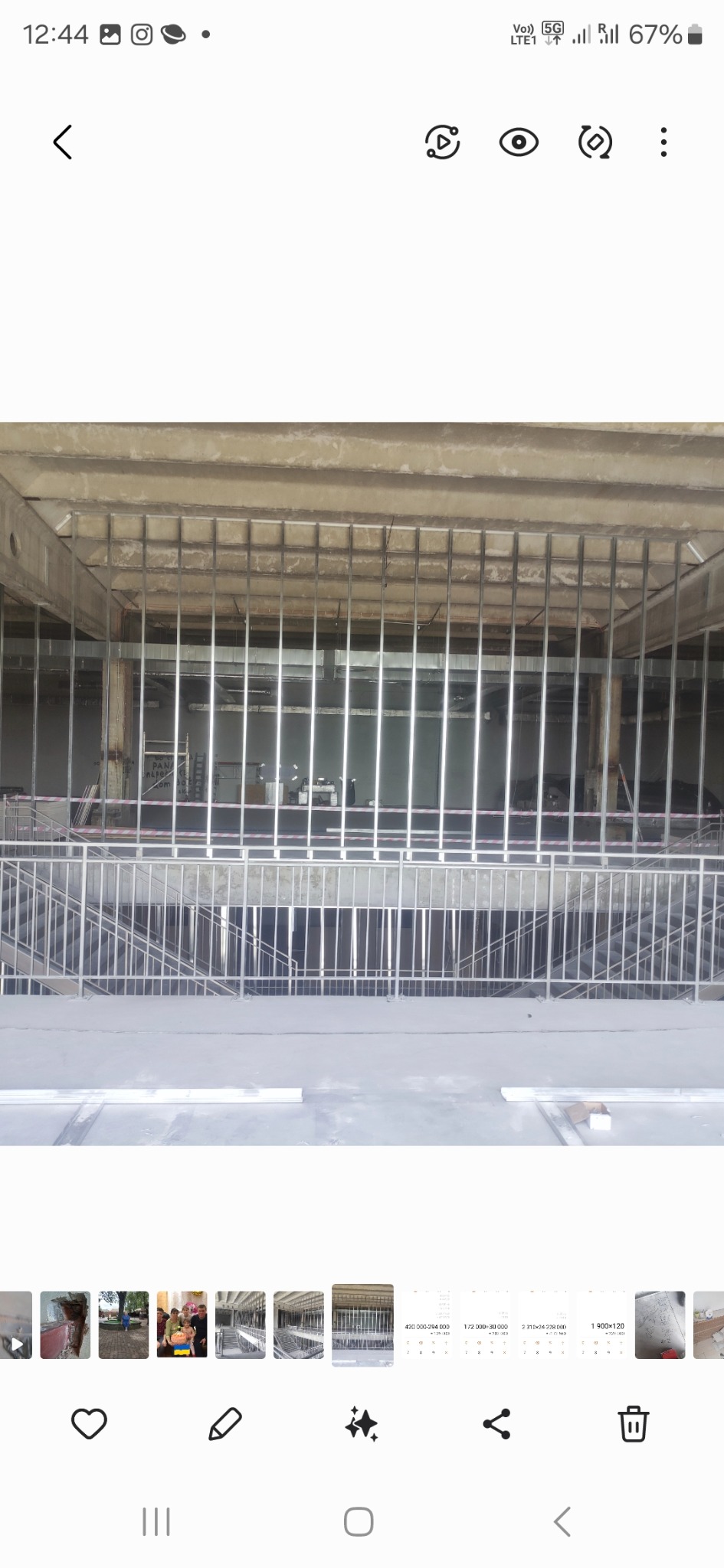 Metalowa konstrukcja szkieletowa wewnątrz budynku w trakcie prac wykończeniowych, widoczne schody i elementy instalacji.