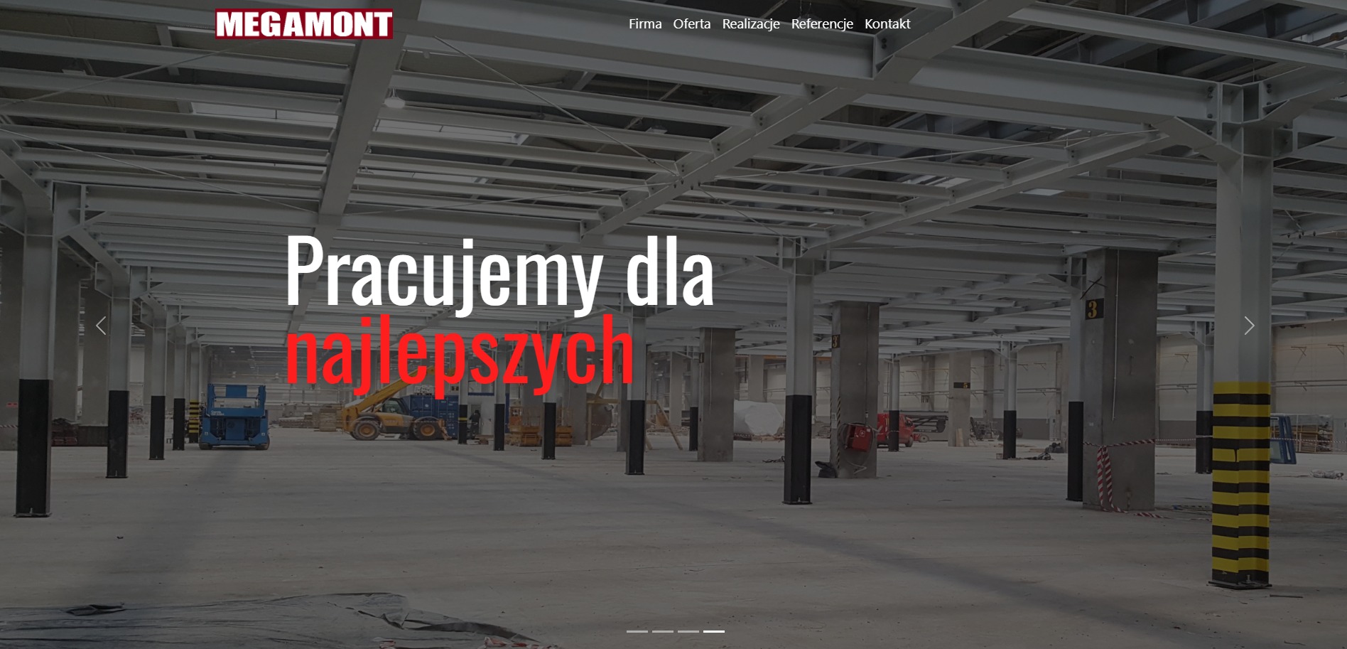 Wnętrze hali magazynowej w trakcie budowy lub modernizacji, widoczne stalowe konstrukcje sufitowe, słupy, maszyny budowlane i elementy zabezpieczeń.