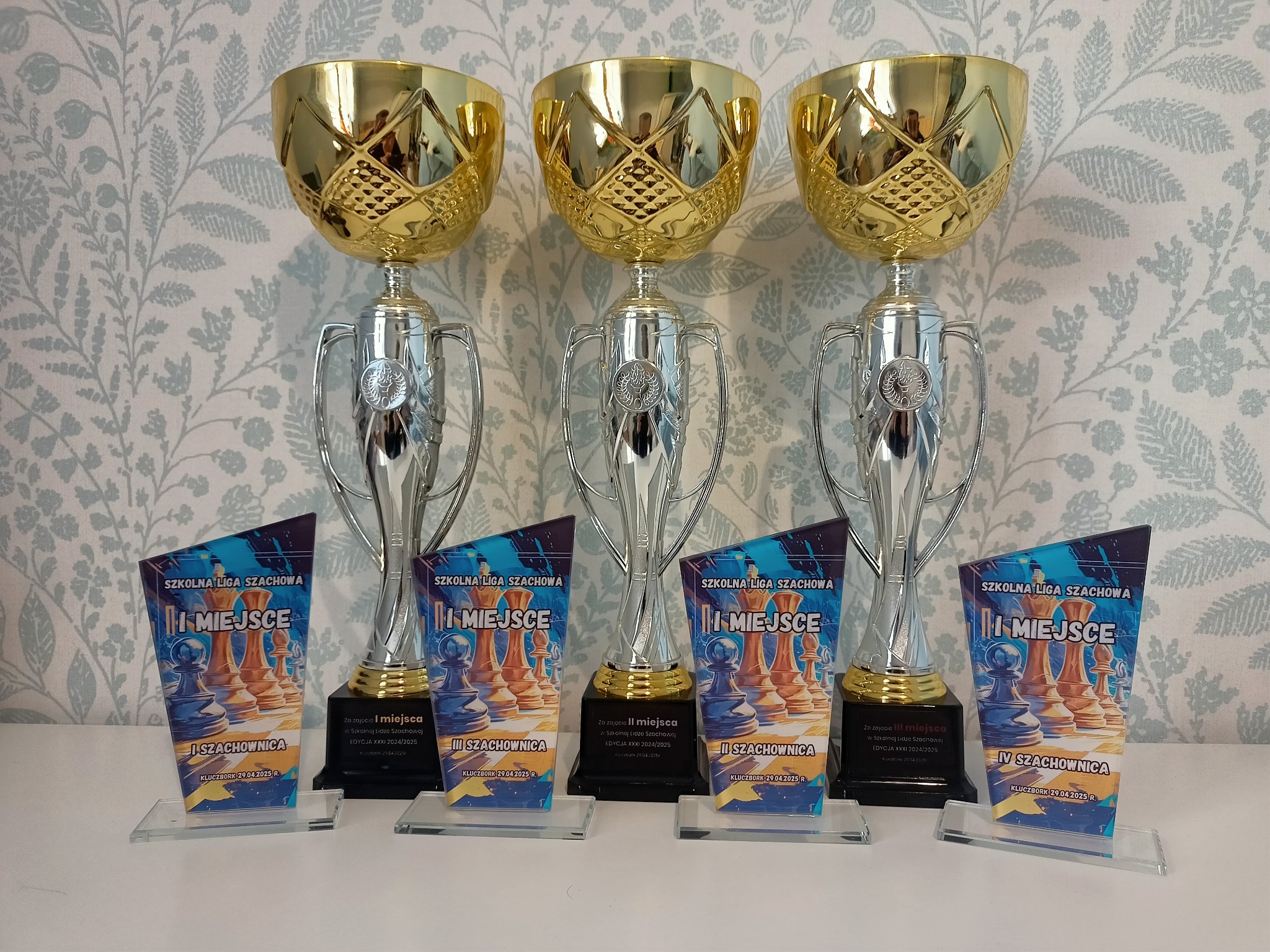 Puchary i statuetki na turniej szachowy