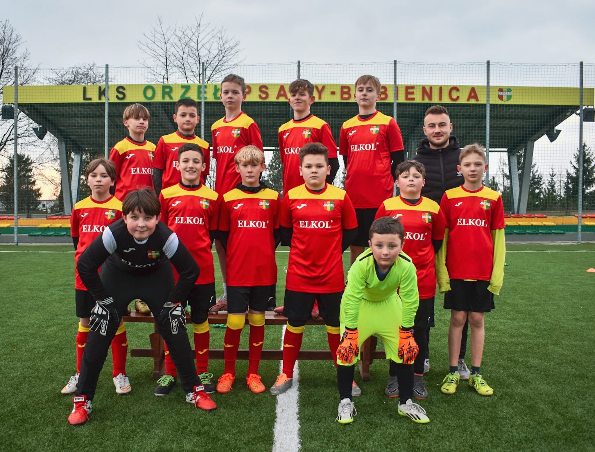 Drużyna LKS Orzeł Psary Babienica w strojach marki JOMA