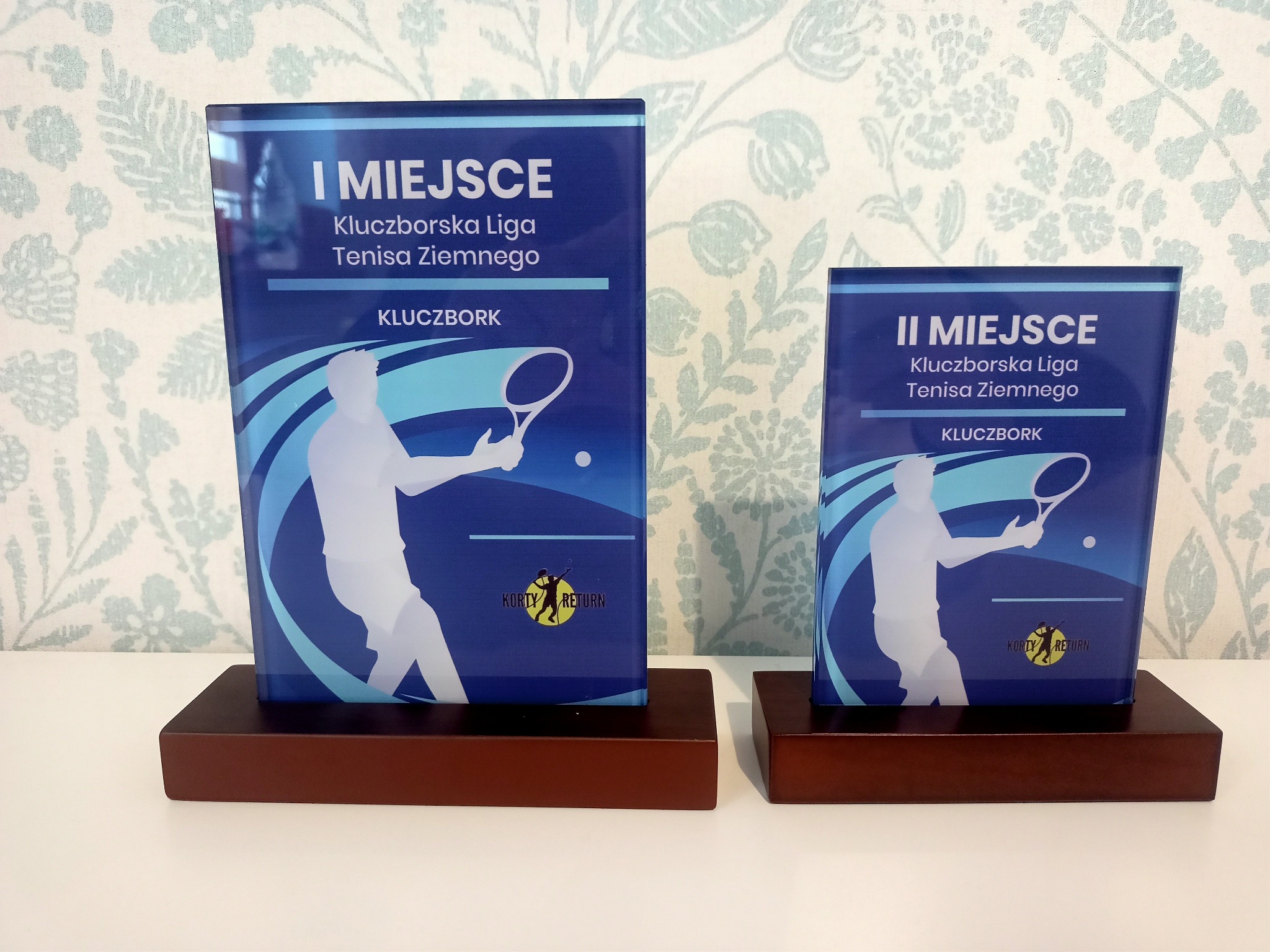 Statuetki szklane na turniej tenisowy