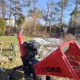 Praca z rębakiem rozdrabnianie gałęzi