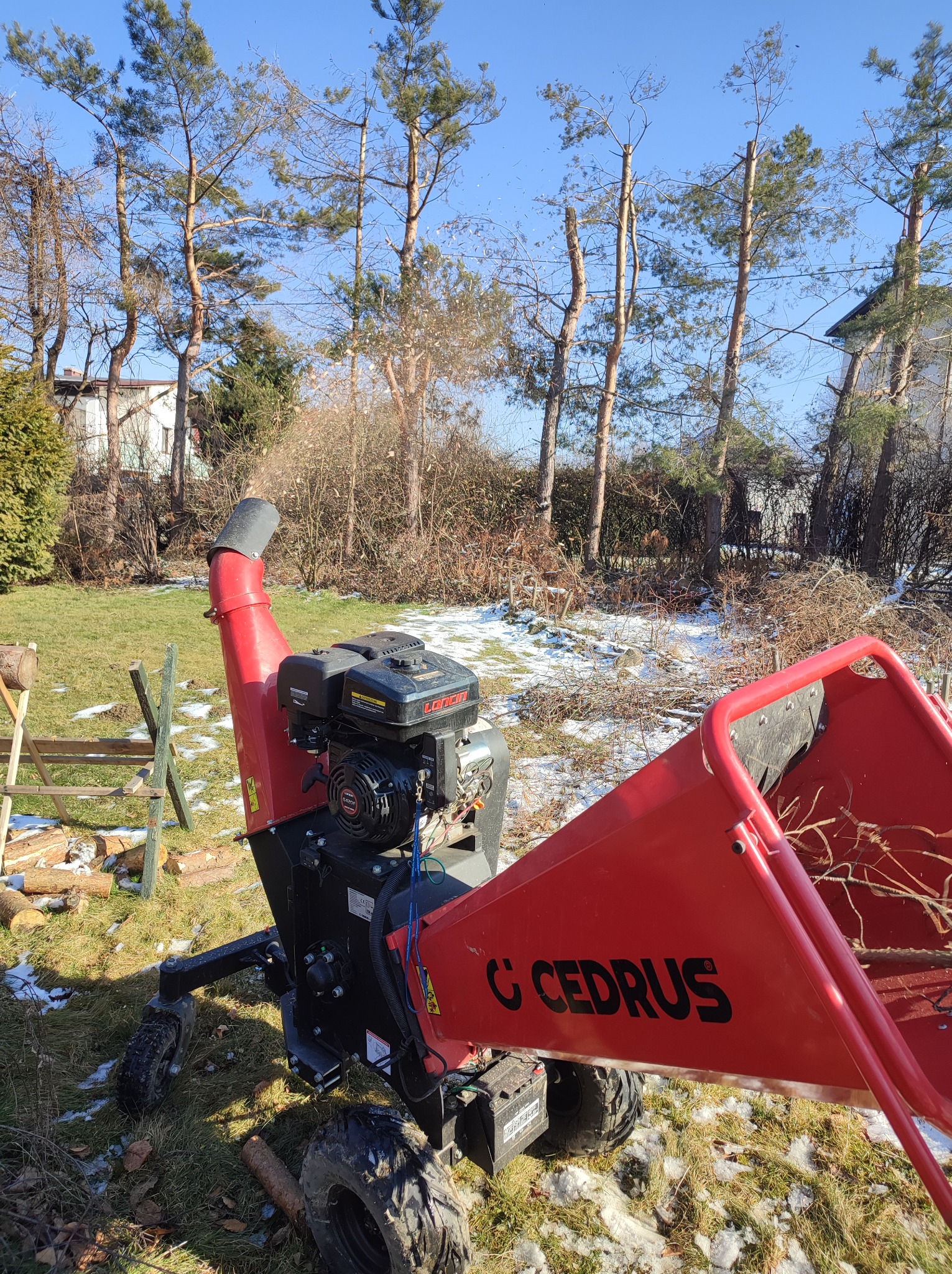 Praca z rębakiem rozdrabnianie gałęzi