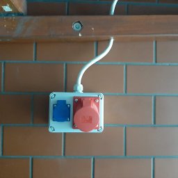 Montaż zewnętrzny gniazda 230V oraz gniazda 3-fazowego 400V