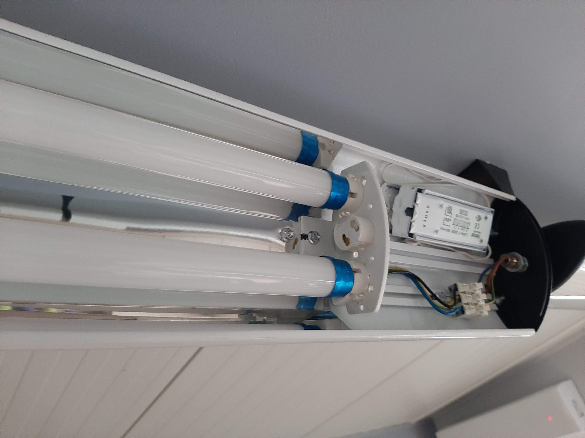 Wymiana oświetlenia w biurach.