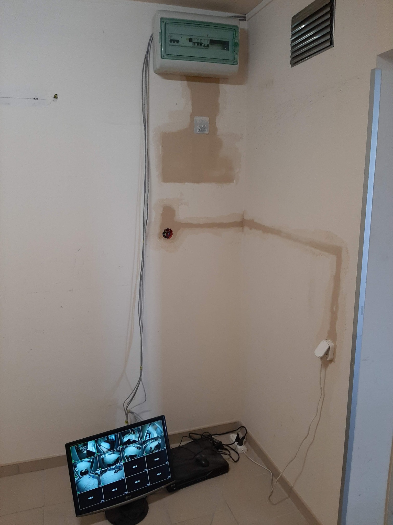 Przeniesienie rozdzielnicy elektrycznej oraz dodanie gniazdka.