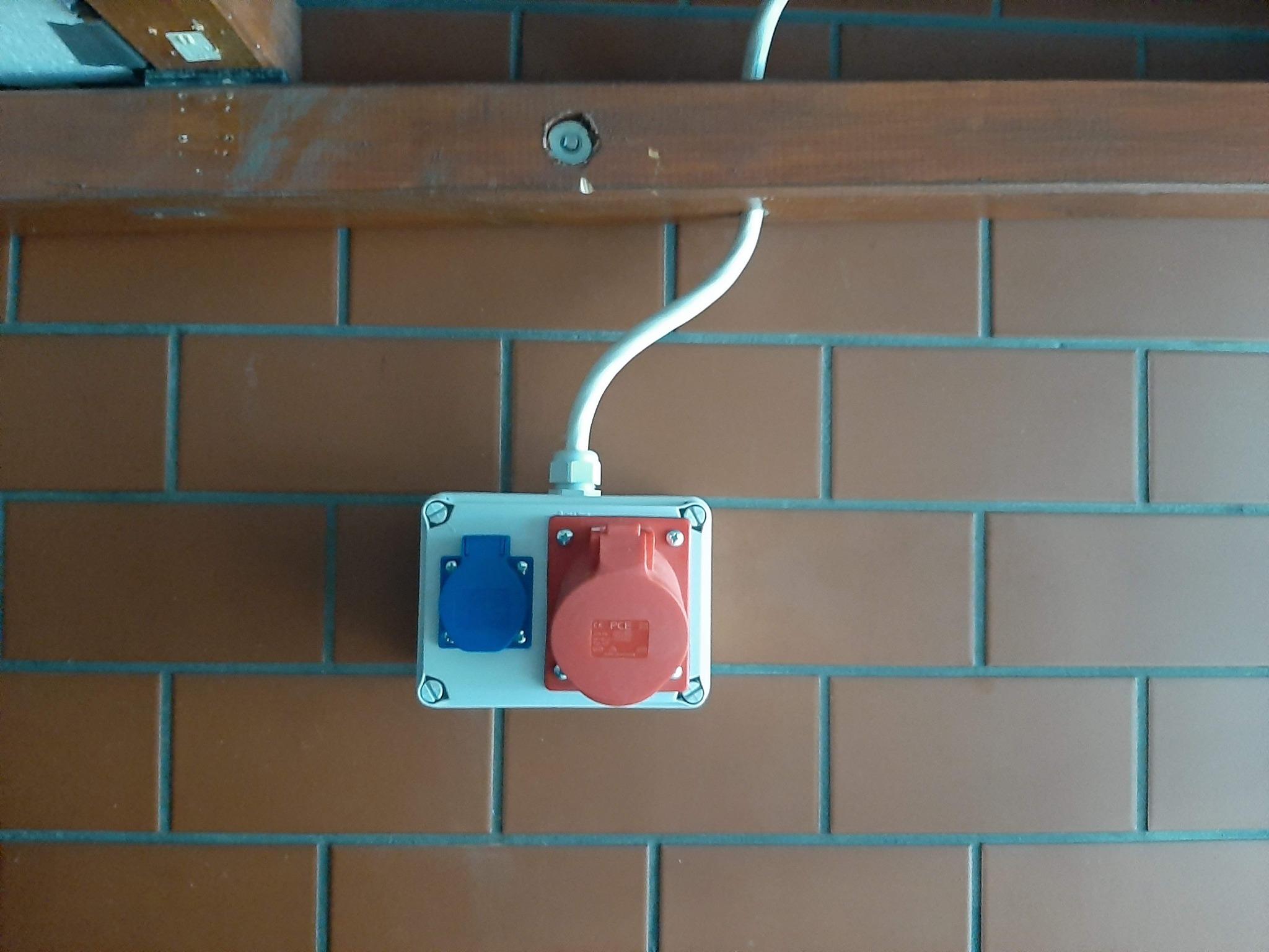 Montaż zewnętrzny gniazda 230V oraz gniazda 3-fazowego 400V