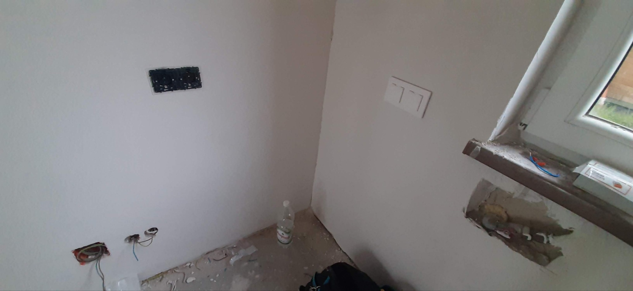 Montaż gniazdek, dla klienta została zrobiona puszka pod możliwość podłączenia płyty indukcyjnej 400V