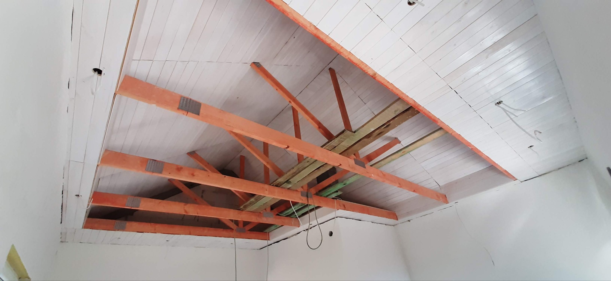 Wypuszczenie przewodów pod oświetlenie