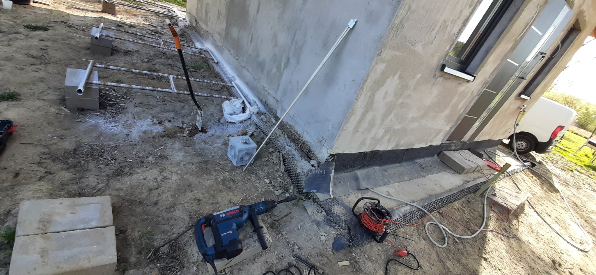 Wbijanie prętów uziomowych.