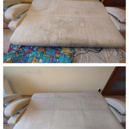 SzuruSzuru.pl - Zdjęcie przedstawia sofę z jasną tapicerką, podzielone na dwie części: górna pokazuje sofę przed czyszczeniem, z widocznymi plamami i zabrudzeniami, leżącą na kolorowej narzucie, podczas gdy dolna...