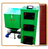 Zielony, nowoczesny piec CO z podajnikiem i sterownikiem elektronicznym, obok widoczny fragment okładziny z paneli drewnianych.