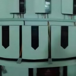 UFO POWER POLAND SPÓŁKA Z OGRANICZONĄ ODPOWIEDZIALNOŚCIĄ - Bateria modułowa z białymi obudowami i czarnymi paskami, ustawiona na półkach w pomieszczeniu o jasnych ścianach.