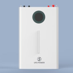 UFO POWER POLAND SPÓŁKA Z OGRANICZONĄ ODPOWIEDZIALNOŚCIĄ - Biały, prostokątny moduł magazynu energii UFO Power z okrągłym otworem wentylacyjnym w górnej części i logo firmy na dole, na jasnoniebieskim tle.