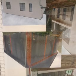 Bronisław Leszek - Kolaż zdjęć przedstawiających różne etapy prac elewacyjnych: biała elewacja z oknami, szara elewacja z ceglanymi detalami, budynek w trakcie budowy z rusztowaniami.