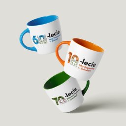 Joanna Stawowy - Trzy białe kubki z kolorowymi wnętrzami i uszkami, każdy z innym logo rocznicowym (60-lecie Izby Regionalnej w Bibicach, 10-lecie Izby Regionalnej w Zielonkach, 70-lecie Biblioteki Publicznej...