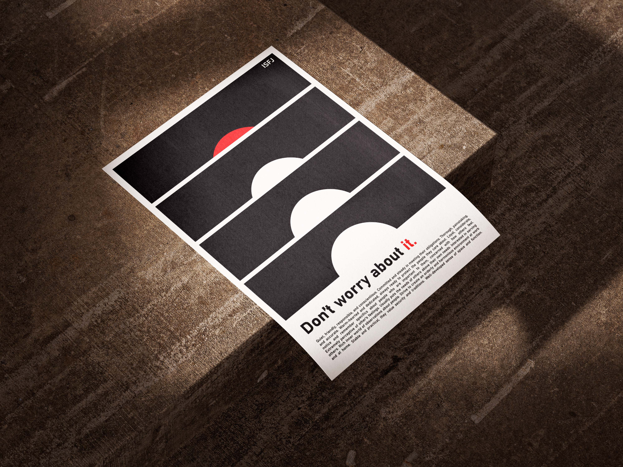 Minimalistyczny plakat z geometrycznym wzorem półkoli w kolorach czerni, bieli i czerwieni, leżący na szarej, betonowej powierzchni w promieniach słońca. Plakat zawiera napis 'Don't worry about it.