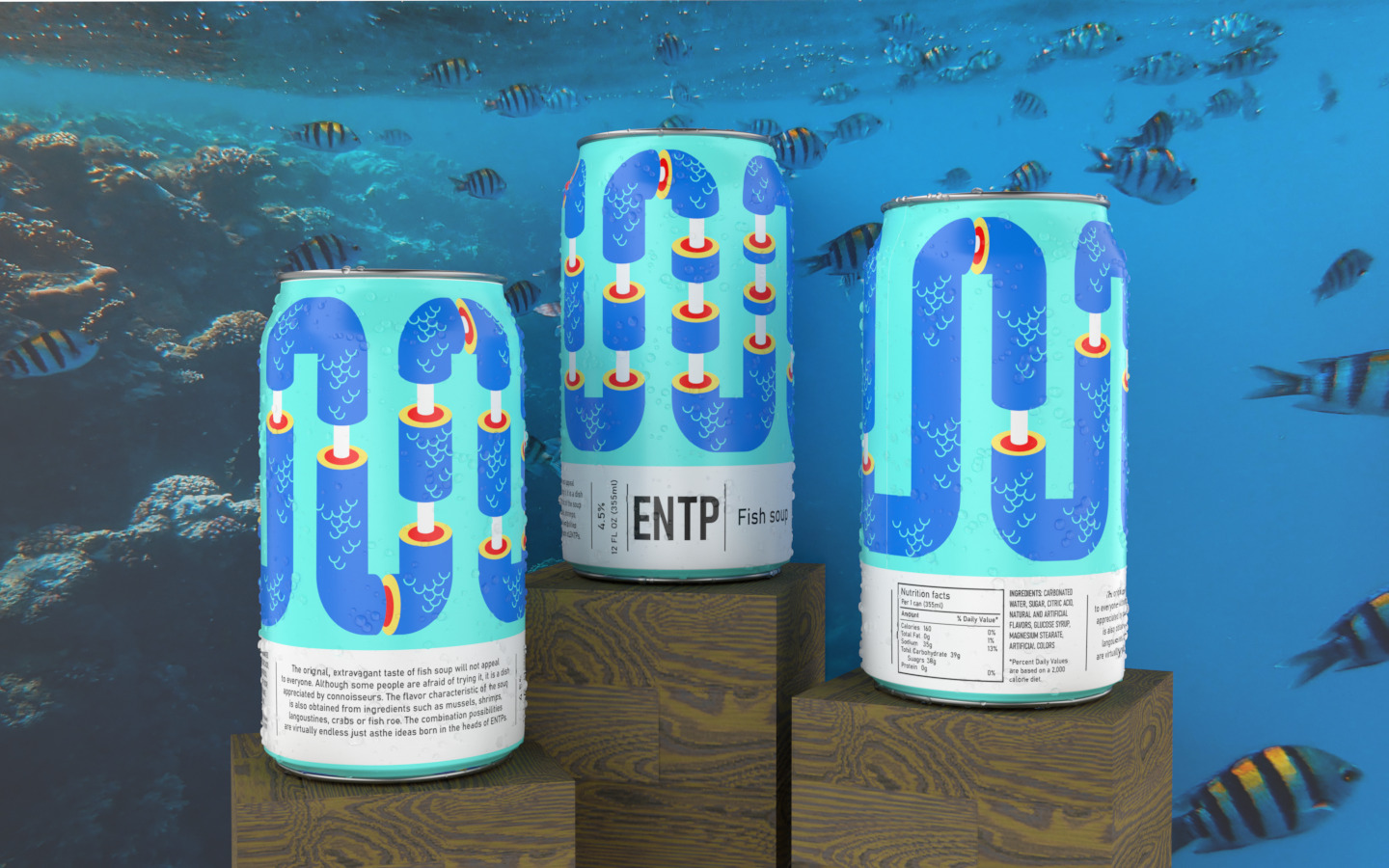 Trzy puszki napoju 'Fish Soup' z abstrakcyjnym wzorem ryb na tle podwodnego krajobrazu z ławicą ryb, prezentowane w Krakowie.