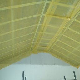 AN-BUD - Sufit podwieszany z płyty karton gips zabezpieczony folią malarską, widoczne profile i łączenia płyt na poddaszu.