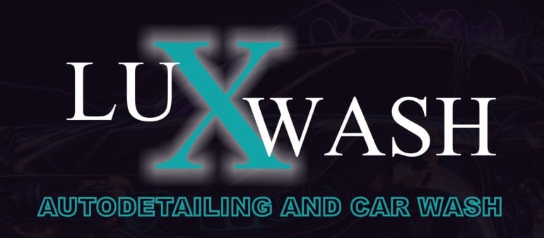 Logo firmy Lux Wash z tekstem 'Autodetailing and Car Wash' na ciemnym tle z zarysem samochodu.