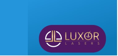 Logo firmy Luxor Lasers, złote litery i symbol na fioletowym tle, umieszczone na niebieskim tle.