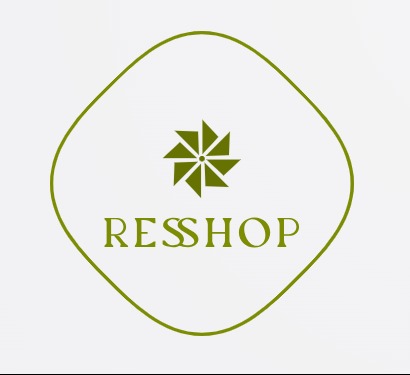 Minimalistyczne logo w odcieniach zieleni przedstawiające stylizowany kwiat nad nazwą 'RESSHOP' w ozdobnej ramce w kształcie rombu o zaokrąglonych rogach.