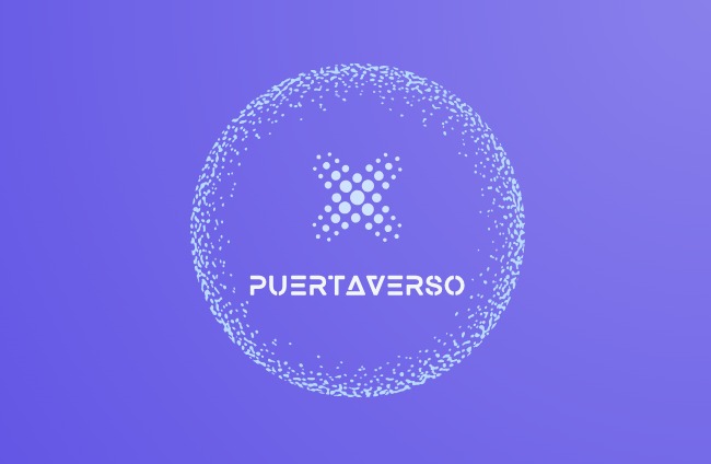 Grafika z logo 'Puertaverso' wewnątrz sfery z kropek na fioletowym tle.