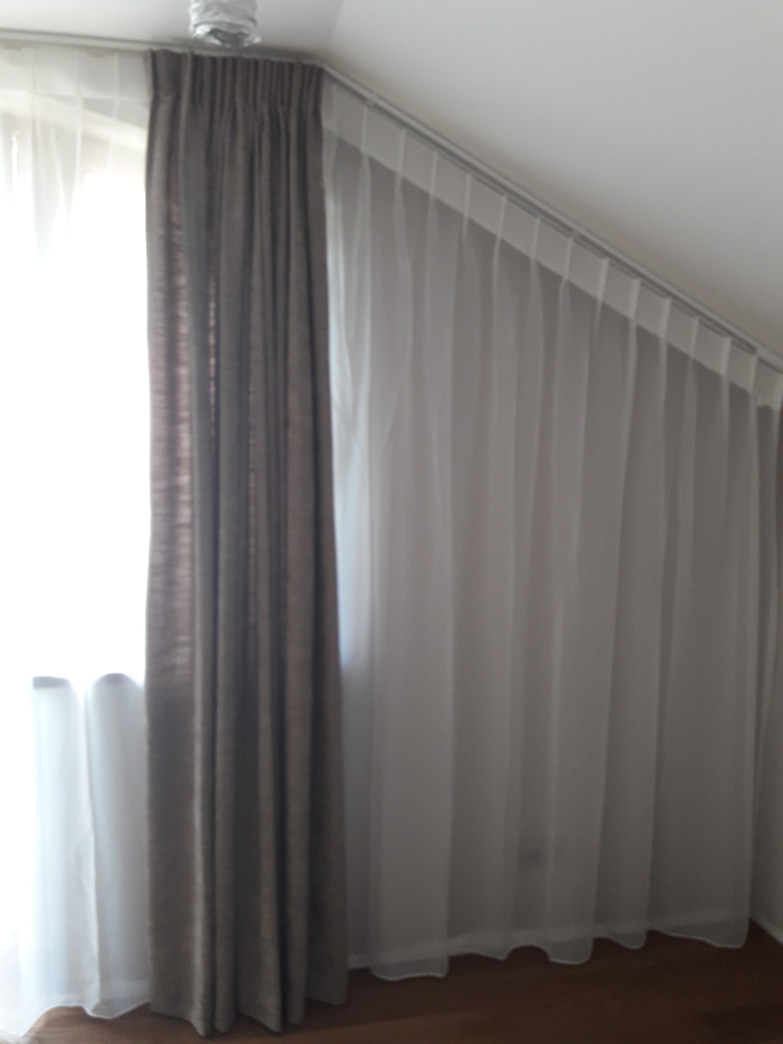 Firany szyte w skos.