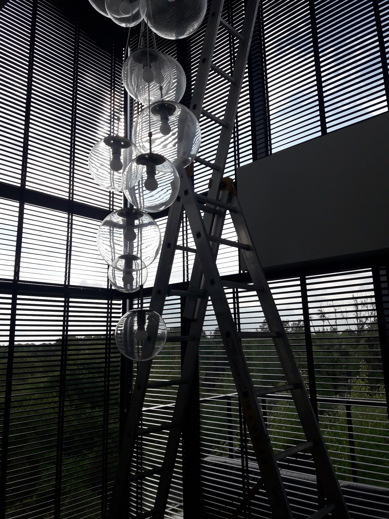 Żaluzje aluminiowe elektryczne 50 mm. Wysokość montażowa 6m.