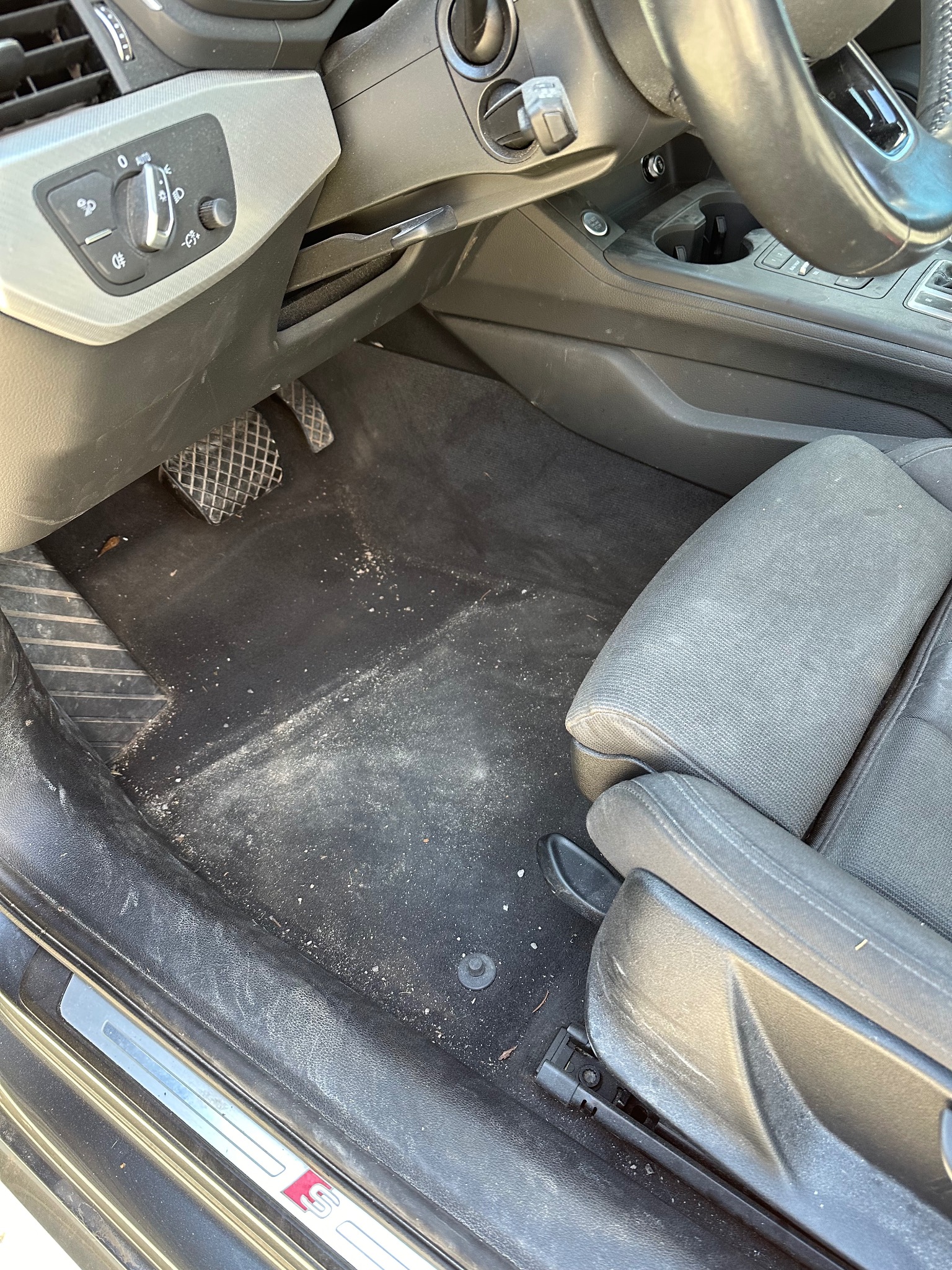 wygląd przed umyciem/wypraniem tapicerki