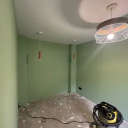 Skuwanie starych tynków, klejenie płyt gk, gładzie i malowanie ścian jak również montaż oświetlenia i gniazdek.