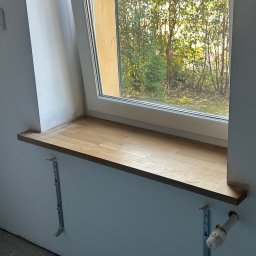 Montaż drewnianych parapetów. 