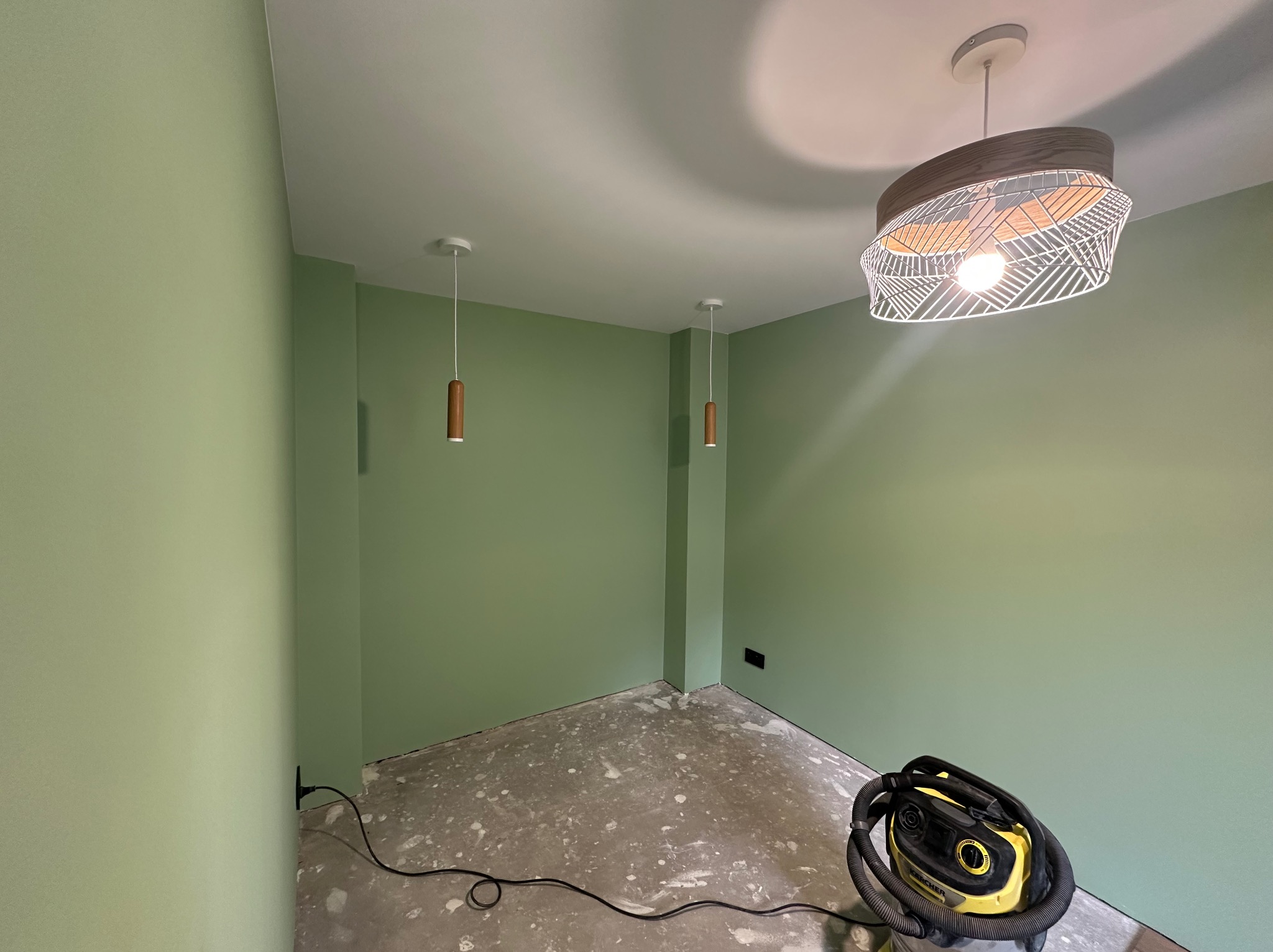 Skuwanie starych tynków, klejenie płyt gk, gładzie i malowanie ścian jak również montaż oświetlenia i gniazdek.