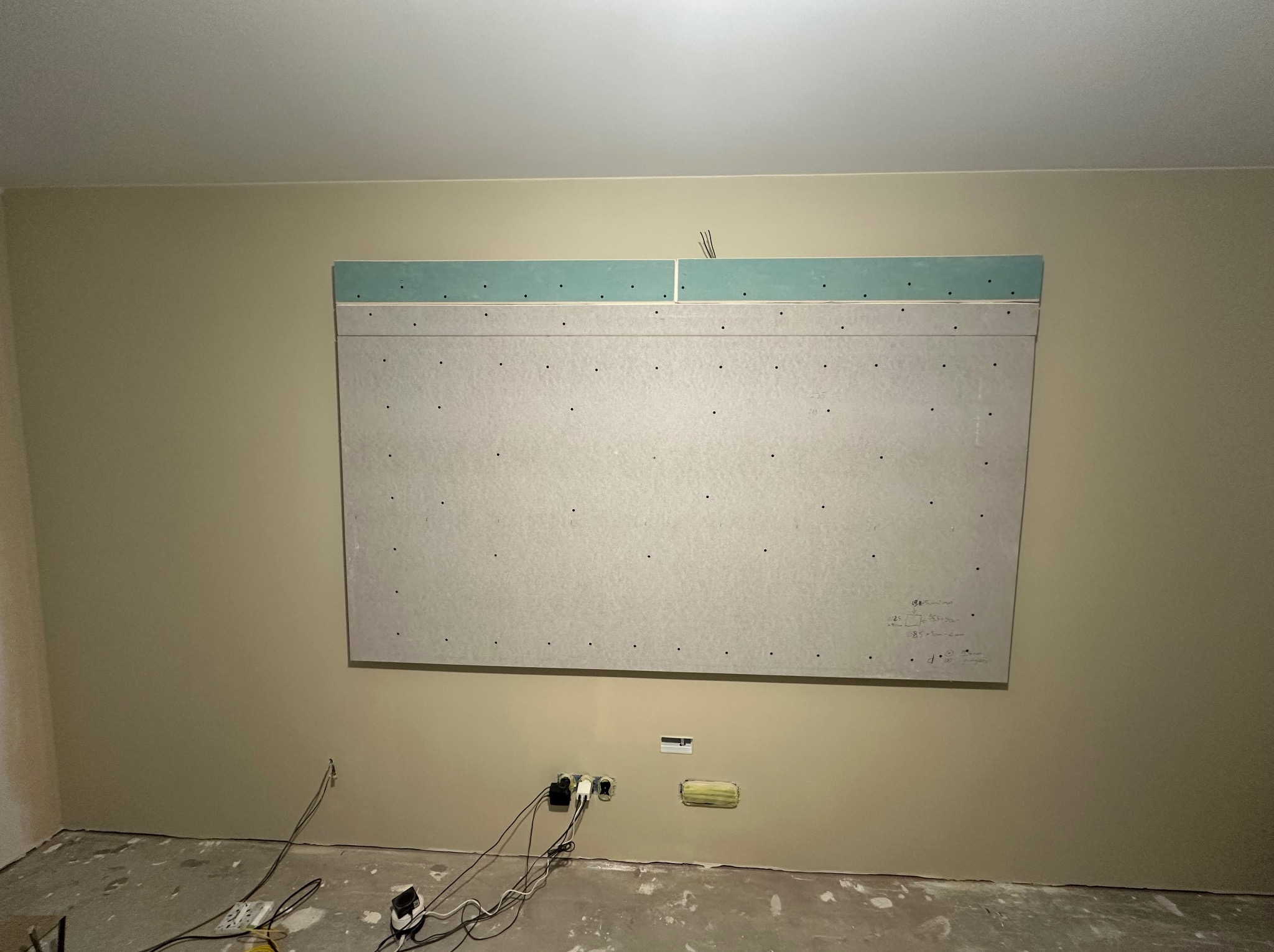 Zabudowa ścianki RTV tu jeszcze przed gładziami.