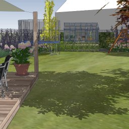 BIURO ARCHITEKTURY KRAJOBRAZU Agata Michalska - Wizualizacja ogrodu w Nowym Lubielu: drewniany taras z meblami, rabaty kwiatowe, trawnik, trampolina, plac zabaw i szklarnia w tle. Projekt ogrodu.