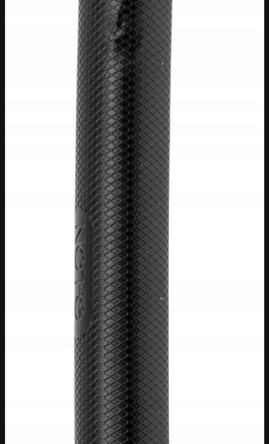 Część czarnego uchwytu narzędzia z teksturowaną powierzchnią i widocznym logo na jasnym tle.