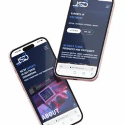 Dwa smartfony z wyświetloną stroną internetową jsd-solutions.com, prezentującą usługi z zakresu inżynierii oprogramowania, z widocznymi fragmentami kodu i schematami.