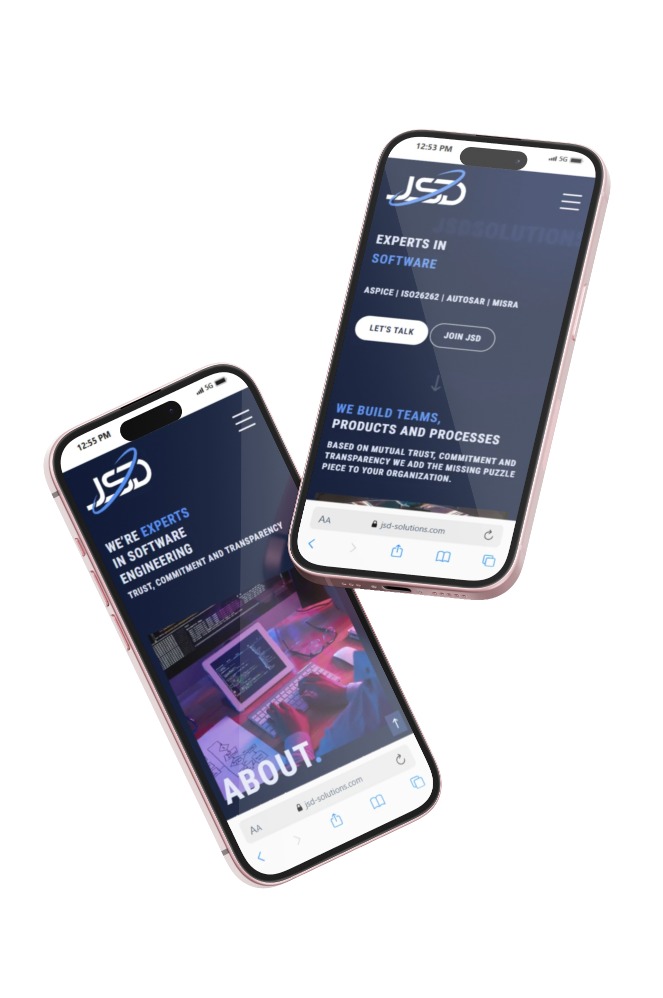 Dwa smartfony z wyświetloną stroną internetową jsd-solutions.com, prezentującą usługi z zakresu inżynierii oprogramowania, z widocznymi fragmentami kodu i schematami.