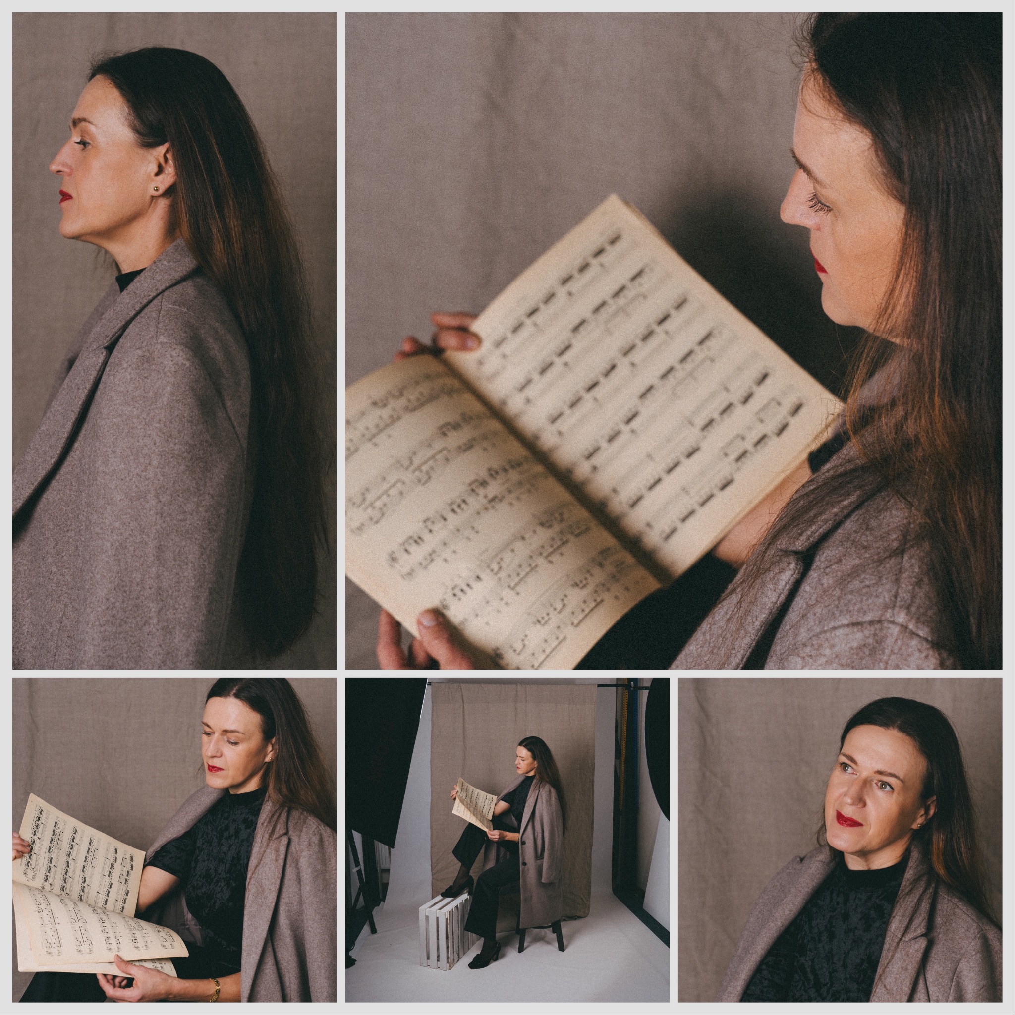 Kolaż portretowy kobiety w płaszczu, czytającej nuty w studio fotograficznym z szarym tłem.
