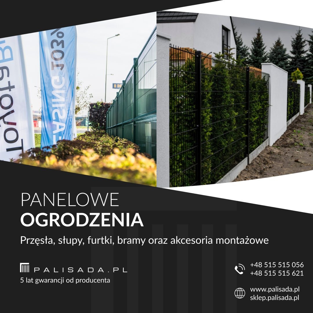 Zielone ogrodzenie panelowe z czarnymi słupkami, częściowo porośnięte roślinnością, z białymi, murowanymi elementami, widoczne flagi firmowe w tle.